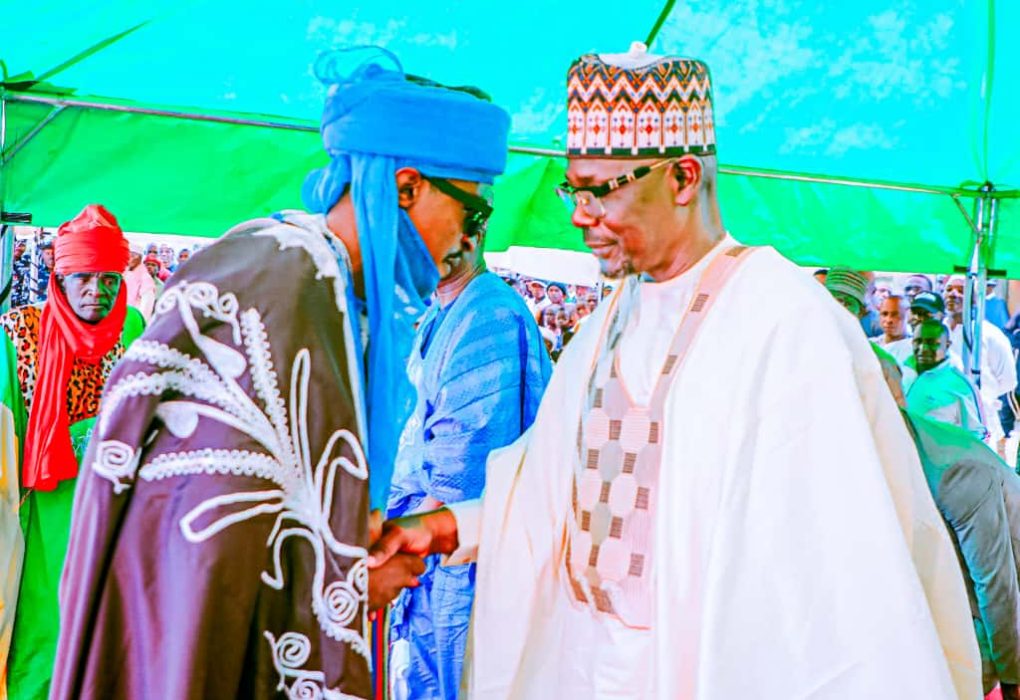 His Excellency, Governor Sule being welcomed by the Sarkin Nunku, Malam Ibrahim Adamu Muhammad.